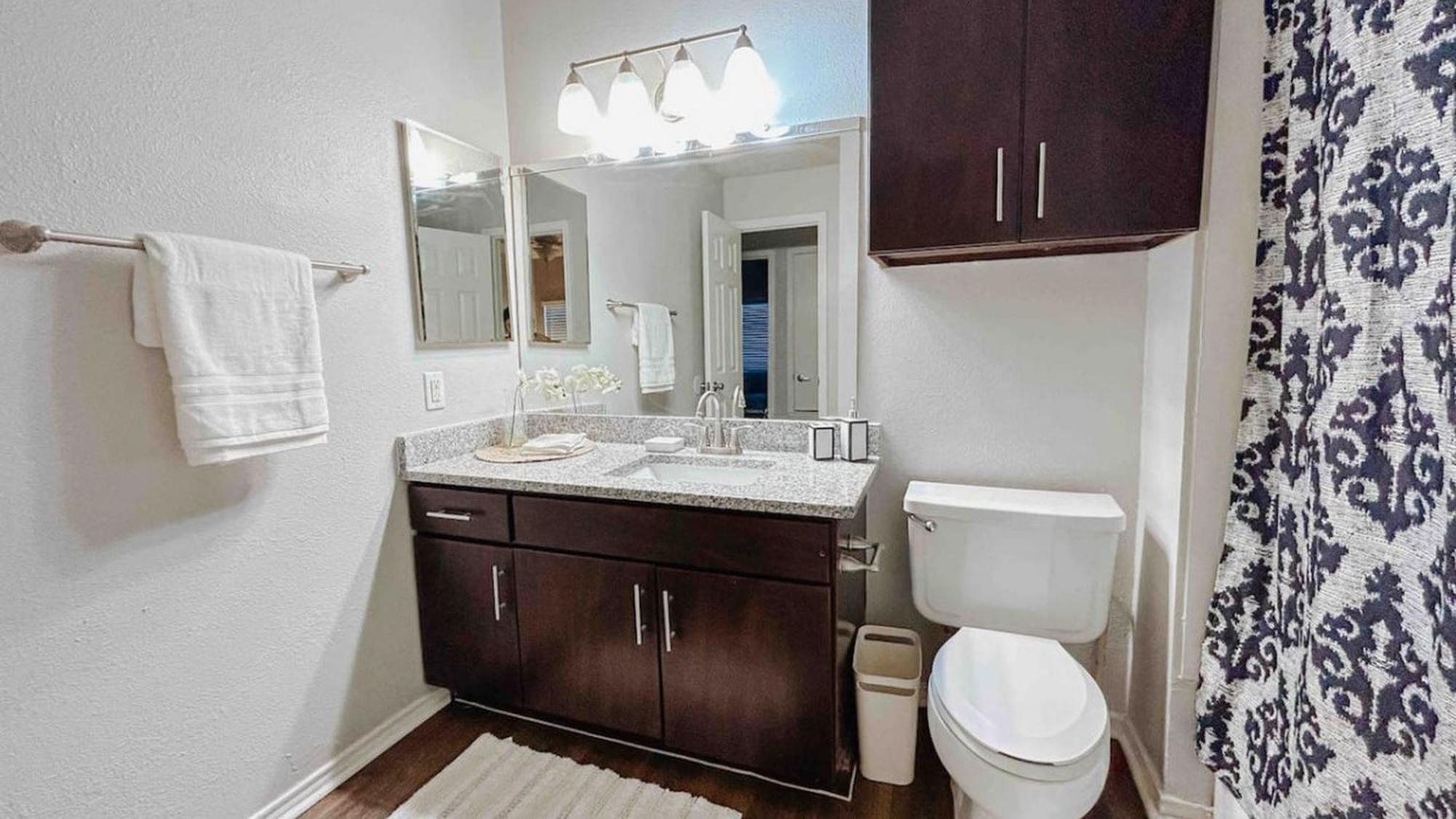 Sleeps 4, Value Retreat - Free Garage Pet Friendly Apartment